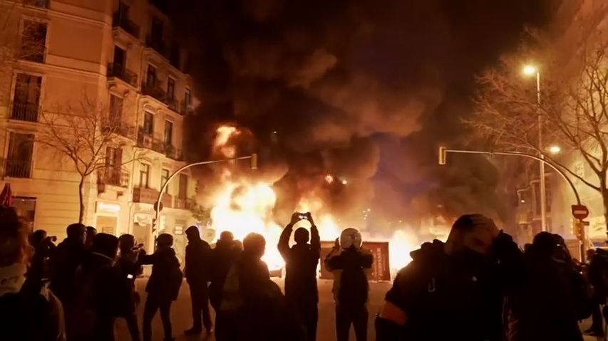 Násilné střety a zatýkání. Španělskými městy otřásla třetí noc protestů
